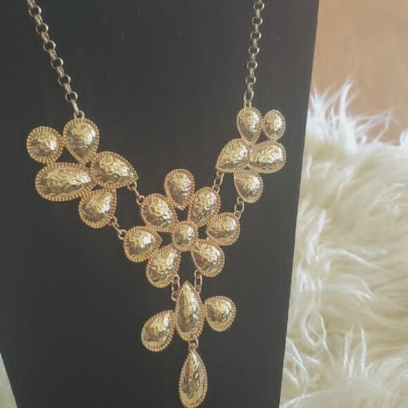 💃Gold tone Flower Pattern Statement Necklace.🌴 - Picture 4 of 8